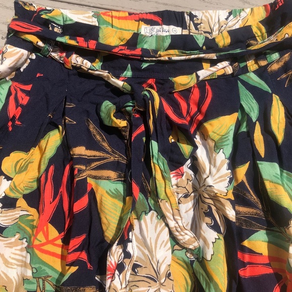 Fat Face flowy shorts - Picture 2 of 3